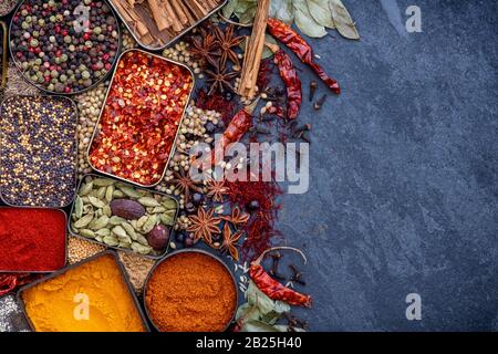 Aromatische Gewürze im Tinsenmuster auf Schiefergrund Stockfoto