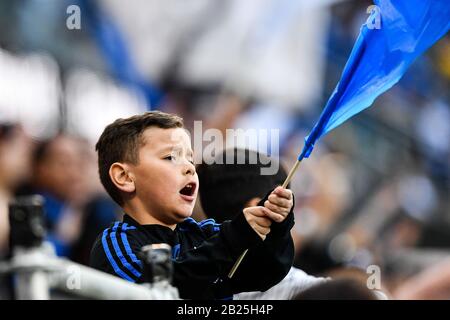 San Jose, Kalifornien, USA. Februar 2020. Ein junger Fan von San Jose Earthquakes jubgt sein Team während des MLS-Spiels zwischen dem Toronto FC und den San Jose Earthquakes im Avaya Stadium in San Jose, Kalifornien an. Chris Brown/CSM/Alamy Live News Stockfoto