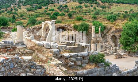 Ruinen des Domitian Platzes und Domitian Tempel in Ephesus, Türkei in der antiken Stadt Ephesus an einem sonnigen Sommertag Stockfoto