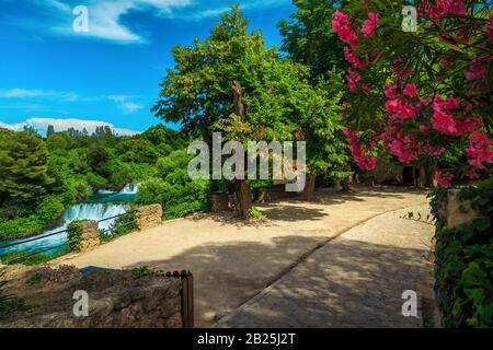 Malerischer Blick von der Promenade mit Skradinski-Buk-Wasserfällen im Nationalpark Krka, Dalmatien, Kroatien, Europa Stockfoto