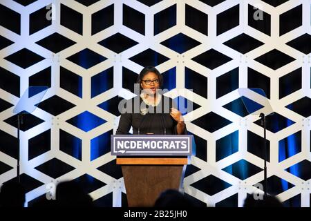 Charlotte, USA. Februar 2020. Berna Rhodes Ford spricht auf der Blue NC-Feier im Hilton Charlotte University Place Hotel am 29. Februar 2020 in Charlotte, North Carolina. Credit: The Photo Access/Alamy Live News Stockfoto