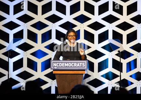 Charlotte, USA. Februar 2020. Berna Rhodes Ford spricht auf der Blue NC-Feier im Hilton Charlotte University Place Hotel am 29. Februar 2020 in Charlotte, North Carolina. Credit: The Photo Access/Alamy Live News Stockfoto