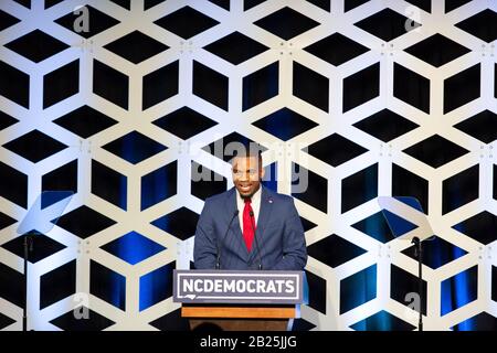 Charlotte, USA. Februar 2020. Devonte Wilson spricht auf der Blue NC-Feier im Hilton Charlotte University Place Hotel am 29. Februar 2020 in Charlotte, North Carolina. Credit: The Photo Access/Alamy Live News Stockfoto