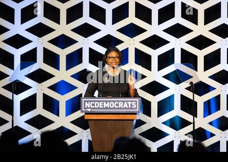 Charlotte, USA. Februar 2020. Berna Rhodes Ford spricht auf der Blue NC-Feier im Hilton Charlotte University Place Hotel am 29. Februar 2020 in Charlotte, North Carolina. Credit: The Photo Access/Alamy Live News Stockfoto