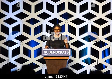 Charlotte, USA. Februar 2020. Berna Rhodes Ford spricht auf der Blue NC-Feier im Hilton Charlotte University Place Hotel am 29. Februar 2020 in Charlotte, North Carolina. Credit: The Photo Access/Alamy Live News Stockfoto