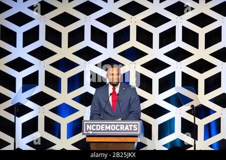 Charlotte, USA. Februar 2020. Devonte Wilson spricht auf der Blue NC-Feier im Hilton Charlotte University Place Hotel am 29. Februar 2020 in Charlotte, North Carolina. Credit: The Photo Access/Alamy Live News Stockfoto