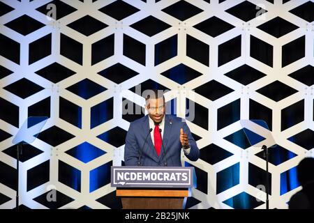 Charlotte, USA. Februar 2020. Devonte Wilson spricht auf der Blue NC-Feier im Hilton Charlotte University Place Hotel am 29. Februar 2020 in Charlotte, North Carolina. Credit: The Photo Access/Alamy Live News Stockfoto