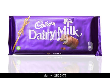 Swindon, Großbritannien - 1. März 2020: Cadbury Dairy Milk Chocolate Bar auf weißem Hintergrund Stockfoto