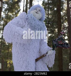 Yeti Märchenfigur im Winterwald. Fantasy-Foto im Freien. Stockfoto