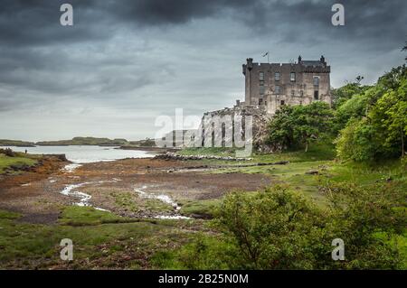 Blick auf das Dunvegan Schloss mit Blick auf die Küste in einem Moment der Ebbe Stockfoto