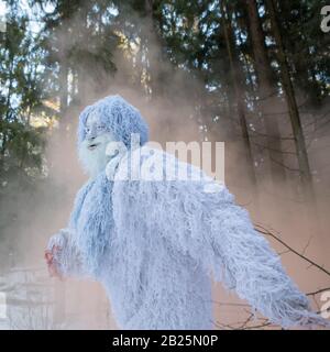 Yeti Märchenfigur im Winterwald. Fantasy-Foto im Freien. Stockfoto