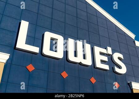 Februar 2020 Sunnyvale/CA/USA - Nahaufnahme von Lowe's Logo über einem ihrer Standorte; Lowe's Companies, Inc ist eine amerikanische Einzelhandelskompanone Stockfoto