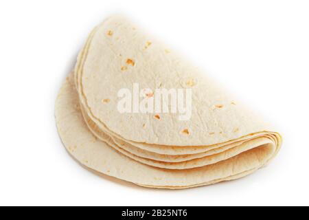 Tortilla auf einem weiß isolierten Hintergrund. Maistortilla oder einfach Tortilla ist eine Art dünnes ungesäuertes Brot aus Hominy. Brotprodukte Stockfoto