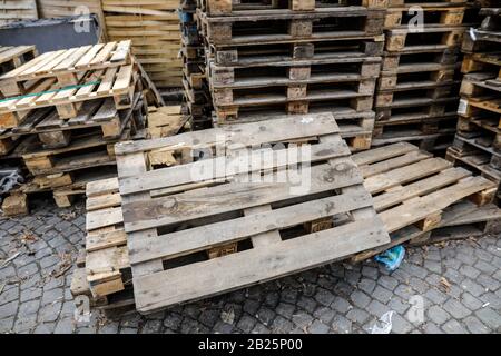 Bukarest, Rumänien - 23. Februar 2020: Geringe Schärfentiefe (selektiver Fokus) mit einem Stapel von EPAL-Europaletten aus Holz, die im Freien gestapelt sind. Stockfoto