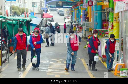 Seoul, Südkorea. März 2020. Die Menschen desinfizieren einen Markt in Gwangju, Südkorea, 1. März 2020. Südkorea bestätigte 376 weitere Fälle der COVID-19 ab 9:00 Uhr Ortszeit am Sonntag, wodurch die Gesamtzahl der Infektionen auf 3.526 angehoben wurde. Die Zahl der Todesopfer blieb unverändert bei 17. Kredit: Xinhua/Alamy Live News Stockfoto