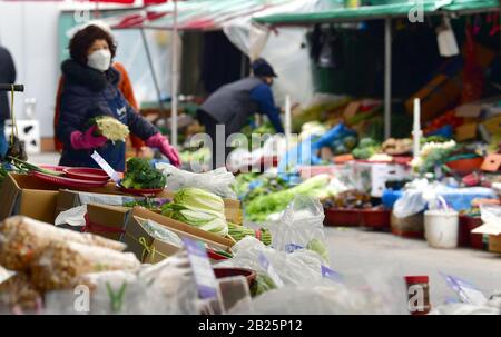 Seoul, Südkorea. März 2020. Phoho, der am 1. März 2020 aufgenommen wurde, zeigt einen Markt in Gwangju, Südkorea. Südkorea bestätigte 376 weitere Fälle der COVID-19 ab 9:00 Uhr Ortszeit am Sonntag, wodurch die Gesamtzahl der Infektionen auf 3.526 angehoben wurde. Die Zahl der Todesopfer blieb unverändert bei 17. Kredit: Xinhua/Alamy Live News Stockfoto