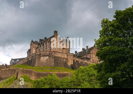 Edinburgh Castle Silhouette gegen einen wolkenbeladenen Himmel Stockfoto