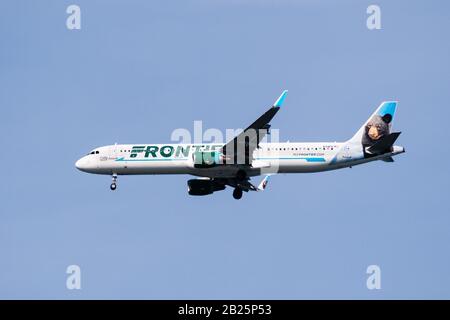 Feb. 2020 San Francisco/CA/USA - Frontier Airlines Aircraft (Cubby the Bear Livery) Vorbereitung auf die Landung; Frontier Airlines ist ein US-amerikanisches Unternehmen Stockfoto