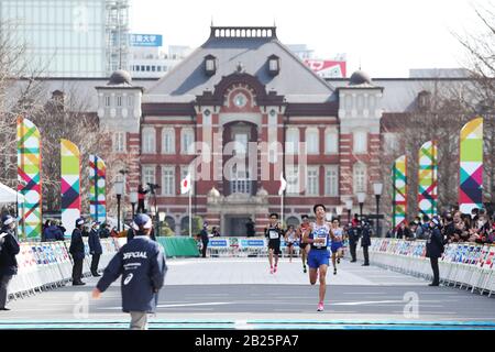 Tokio, Japan. März 2020. Die Läufer sprinten beim Tokio-Marathon 2020 in Tokio, Japan, am 1. März 2020 ins Ziel. NUR FÜR REDAKTIONELLE ZWECKE. KOMMERZIELLE NUTZUNG IST VERBOTEN. Kredit: Xinhua/Alamy Live News Stockfoto