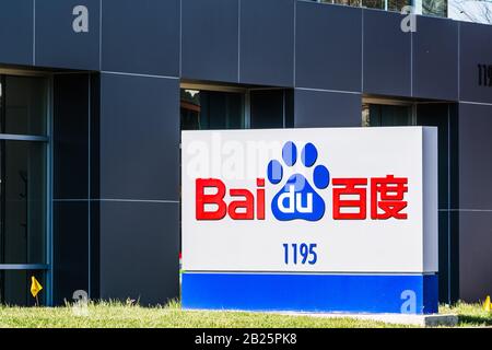 Februar 2020 Sunnyvale/CA/USA - Nahaufnahme des Baidu-Logos an ihrem Hauptsitz im Silicon Valley; Baidu, Inc. Ist ein chinesischer multinationaler tec Stockfoto