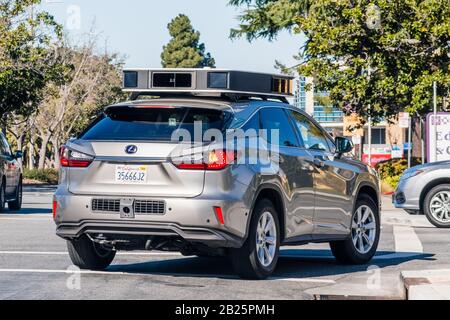 Februar 2020 Sunnyvale/CA/USA - Fahrzeug aus Apples Flotte testet derzeit ein selbstfahrendes System auf den Straßen des Silicon Valley Stockfoto