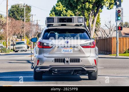 Februar 2020 Sunnyvale/CA/USA - Fahrzeug aus Apples Flotte testet derzeit ein selbstfahrendes System auf den Straßen des Silicon Valley Stockfoto