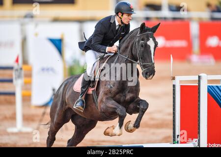 Kairo, Ägypten. Februar 2020. Christian Zillekens aus Deutschland tritt bei der Reitveranstaltung des Herrenfinales der UIPM (Union International de Pentathlon Moderne) Im Modernen Pentathlon-Weltcup in Kairo, Ägypten, 29. Februar 2020 an. Credit: Wu Huiwo/Xinhua/Alamy Live News Stockfoto