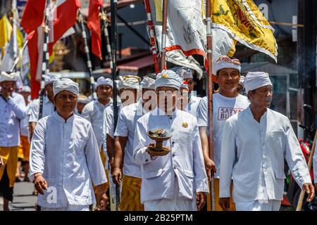 Prozession des balinesischen Hindu während der Kuningan-Feier. Munggu Dorf, Bali, Indonesien. Februar 2020. Stockfoto