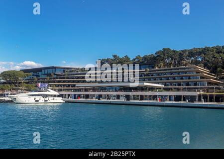 Rovinj, KROATIEN - 28. FEBRUAR 2020 - Modernes und luxuriöses Grand Park Hotel und ACI Marina in Rovinj - Rovigno, Istrien, Kroatien Stockfoto