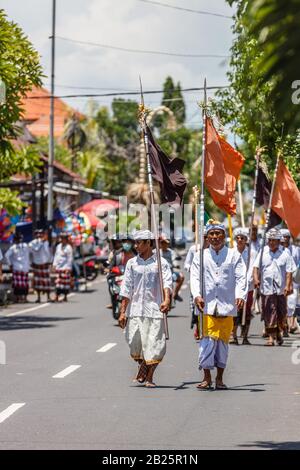 Prozession des balinesischen Hindu während der Kuningan-Feier. Munggu Dorf, Bali, Indonesien. Februar 2020. Stockfoto