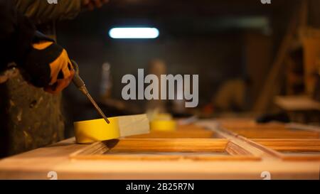 Vorbereitung der Türen für die Lackiererei. Staubblasen durch den Kompressor. Stockfoto