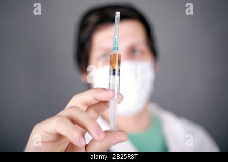 Coronavirus Impfstoff, Doktor hält eine Spritze mit Impfung. Medizinische Wissenschaftler haben eine Heilung gefunden. Stockfoto