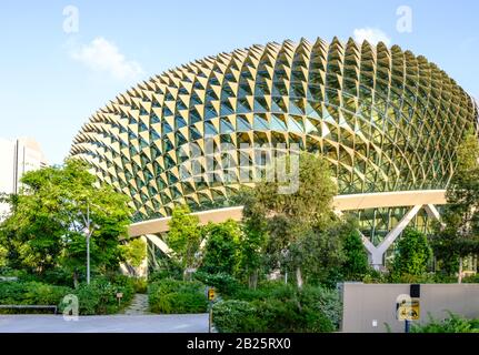 Singapur-26 FEBRUAR 2020:The Esplanade Opera Building. Sie kennen sich lokal als Hedgehog oder Durian aus Formsicht. Stockfoto