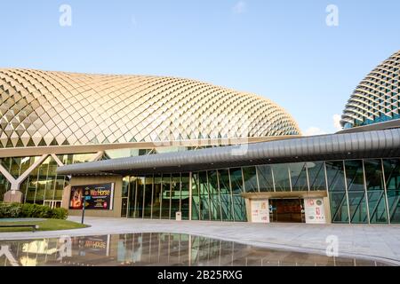 Singapur-26 FEBRUAR 2020:The Esplanade Opera Building. Sie kennen sich lokal als Hedgehog oder Durian aus Formsicht. Stockfoto