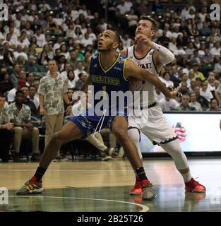 29. Februar 2020 - UC Riverside Highlanders Forward Arinze Chidom (1) boxt aus Hawaii Rainbow Warriors Forward Zigmars Raimo (14) um Position bei einem Rebound während eines Spiels zwischen den UC Riverside Highlanders und den Hawaii Rainbow Warriors im Stan Sheriff Center in Honolulu, HI - Michael Sullivan/CSM Stockfoto