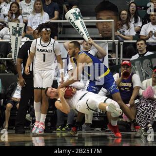 29. Februar 2020 - Hawaii Rainbow Warriors Forward Zigmars Raimo (14) wetscht den Ball weg von UC Riverside Highlanders Forward Arinze Chidom (1) während eines Spiels zwischen den UC Riverside Highlanders und den Hawaii Rainbow Warriors im Stan Sheriff Center in Honolulu, HI - Michael Sullivan/CSM Stockfoto