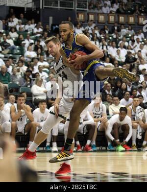 29. Februar 2020 - der UC Riverside Highlanders Forward Arinze Chidom (1) nimmt einen Rückstoß von Hawaii Rainbow Warriors Forward Zigmars Raimo (14) während eines Spiels zwischen den UC Riverside Highlanders und den Hawaii Rainbow Warriors im Stan Sheriff Center in Honolulu, HI - Michael Sullivan/CSM Stockfoto