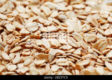 Goldenes Müsli, Hintergrund und Textur. Haferflocken. Gesundes Frühstück, Top View. Nahaufnahme. Makro Stockfoto