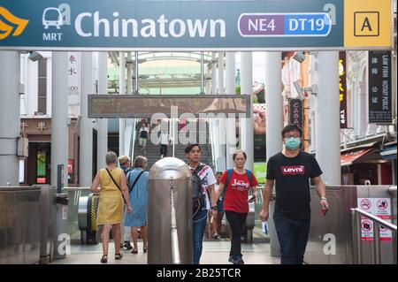 28.02.2020, Singapur, Republik Singapur, Asien - EIN Mann trägt eine Gesichtsschutzmaske, um eine Infektion mit dem pandemischen Coronavirus zu verhindern. Stockfoto