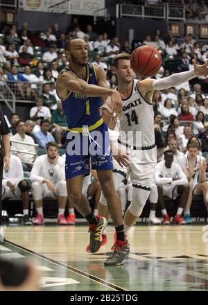 29. Februar 2020 - UC Riverside Highlanders Forward Arinze Chidom (1) passiert den Ball während eines Spiels zwischen den UC Riverside Highlanders und den Hawaii Rainbow Warriors im Stan Sheriff Center in Honolulu, HI - Michael Sullivan/CSM Stockfoto