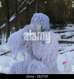 Yeti Märchenfigur im Winterwald. Fantasy-Foto im Freien. Stockfoto