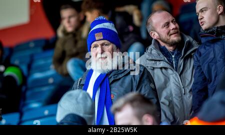 London, Großbritannien. Februar 2020. Queens Park Rangers Supporter beim EFL Sky Bet Championship Match zwischen Queens Park Rangers und Birmingham City im Kiyan Prince Foundation Stadium, London, England am 29. Februar 2020. Foto von Phil Hutchinson. Nur redaktionelle Nutzung, Lizenz für kommerzielle Nutzung erforderlich. Keine Verwendung bei Wetten, Spielen oder einer einzelnen Club-/Liga-/Spielerpublikationen. Kredit: UK Sports Pics Ltd/Alamy Live News Stockfoto