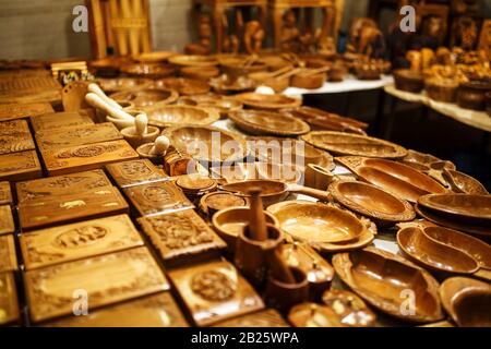 Holzprodukte, Schmuckkisten, Tassen, Tassen und Löffel auf der Theke des India Goa Night Market Stockfoto