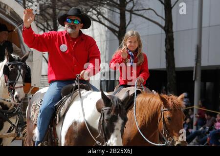 Houston, USA. Februar 2020. Die Menschen nehmen an einer Parade Teil, um die bevorstehende Houston Livestock Show und Rodeo in Houston, Texas, den Vereinigten Staaten, 29. Februar 2020 zu begrüßen. Die Houston Livestock Show und Rodeo starten am 3. März. Kredit: Lao Chengyue/Xinhua/Alamy Live News Stockfoto