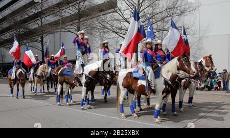 Houston, USA. Februar 2020. Die Menschen nehmen an einer Parade Teil, um die bevorstehende Houston Livestock Show und Rodeo in Houston, Texas, den Vereinigten Staaten, 29. Februar 2020 zu begrüßen. Die Houston Livestock Show und Rodeo starten am 3. März. Kredit: Lao Chengyue/Xinhua/Alamy Live News Stockfoto