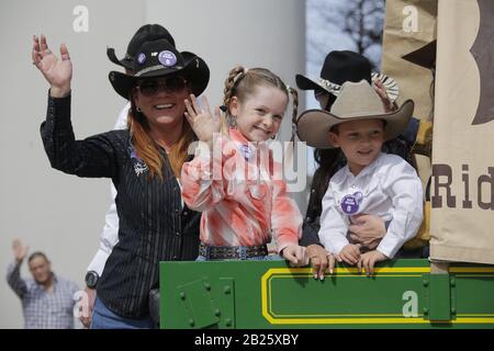 Houston, USA. Februar 2020. Die Menschen nehmen an einer Parade Teil, um die bevorstehende Houston Livestock Show und Rodeo in Houston, Texas, den Vereinigten Staaten, 29. Februar 2020 zu begrüßen. Die Houston Livestock Show und Rodeo starten am 3. März. Kredit: Lao Chengyue/Xinhua/Alamy Live News Stockfoto