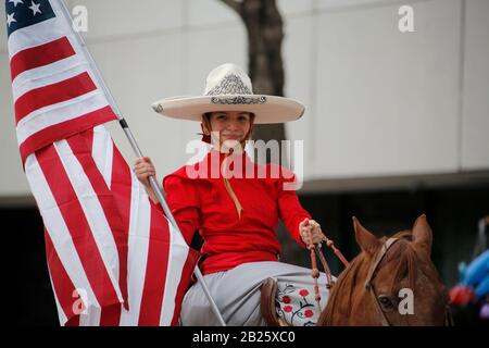 Houston, USA. Februar 2020. Eine Frau nimmt an einer Parade Teil, um die bevorstehende Houston Livestock Show und Rodeo in Houston, Texas, den Vereinigten Staaten, 29. Februar 2020 zu begrüßen. Die Houston Livestock Show und Rodeo starten am 3. März. Kredit: Lao Chengyue/Xinhua/Alamy Live News Stockfoto