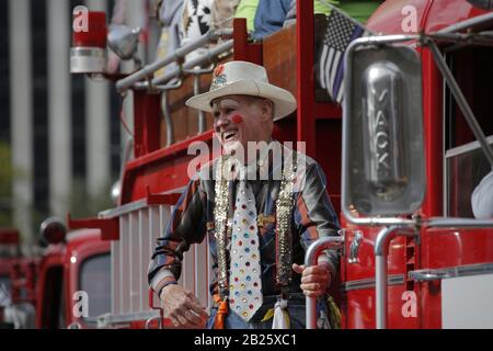 Houston, USA. Februar 2020. Ein Mann nimmt an einer Parade Teil, um die bevorstehende Houston Livestock Show und Rodeo in Houston, Texas, den Vereinigten Staaten, 29. Februar 2020 zu begrüßen. Die Houston Livestock Show und Rodeo starten am 3. März. Kredit: Lao Chengyue/Xinhua/Alamy Live News Stockfoto