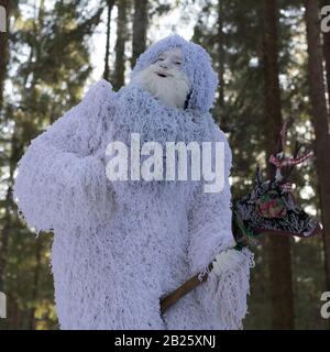 Yeti Märchenfigur im Winterwald. Fantasy-Foto im Freien. Stockfoto