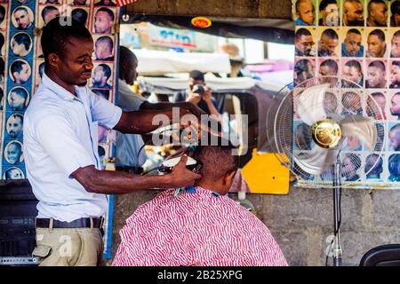 Ein barber Shop auf einer Straße in Lagos, Nigeria. Stockfoto